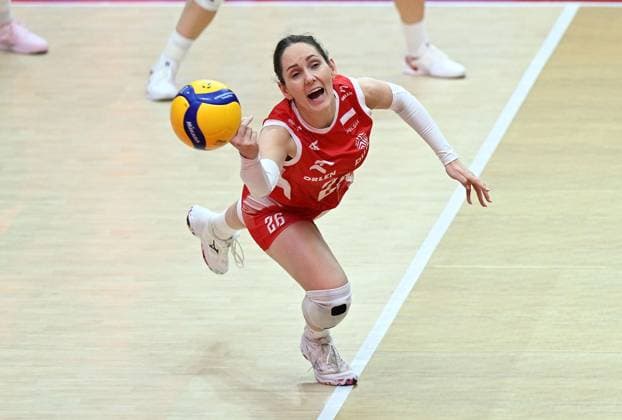(250904) -- BANGKOK, Sept. 4, 2025 -- Katarzyna Wenerska of Poland tries to save the ball during the quarterfinal match between Italy and Poland at the Volleyball Women s World Championship, WM, Weltmeisterschaft in Bangkok, Thailand, Sept. 3, 2025. ) (SP)THAILAND-BANGKOK-VOLLEYBALL-WOMEN S WORLD CHAMPIONSHIP-ITALY VS POLAND HouxZhaokang 