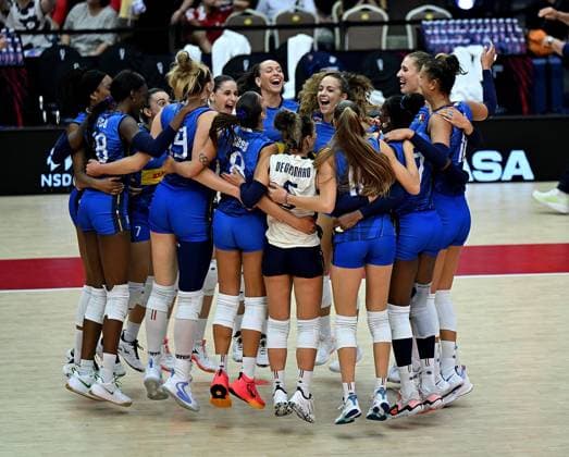 (250904) -- BANGKOK, Sept. 4, 2025 -- Players of Italy celebrate victory after the quarterfinal match between Italy and Poland at the Volleyball Women s World Championship, WM, Weltmeisterschaft in Bangkok, Thailand, Sept. 3, 2025. ) (SP)THAILAND-BANGKOK-VOLLEYBALL-WOMEN S WORLD CHAMPIONSHIP-ITALY VS POLAND HouxZhaokang 