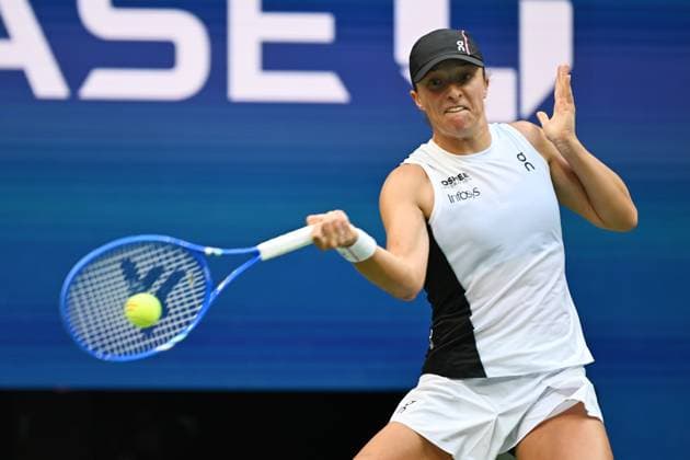(250904) -- NEW YORK, Sept. 4, 2025 -- Iga Swiatek hits a return during the women s singles quarterfinal match between Amanda Anisimova of the United States and Iga Swiatek of Poland at the 2025 US Open tennis championships in New York, the United States, Sept. 3, 2025. ) (SP)U.S.-NEW YORK-TENNIS-US OPEN-WOMEN S SINGLES-QUARTERFINALS LixRui 