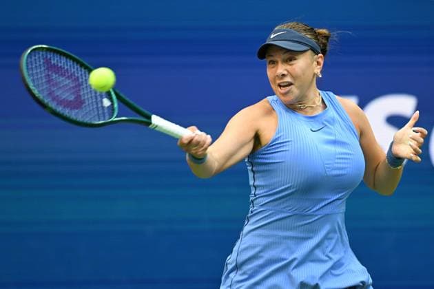 (250904) -- NEW YORK, Sept. 4, 2025 -- Amanda Anisimova hits a return during the women s singles quarterfinal match between Amanda Anisimova of the United States and Iga Swiatek of Poland at the 2025 US Open tennis championships in New York, the United States, Sept. 3, 2025. ) (SP)U.S.-NEW YORK-TENNIS-US OPEN-WOMEN S SINGLES-QUARTERFINALS LixRui 