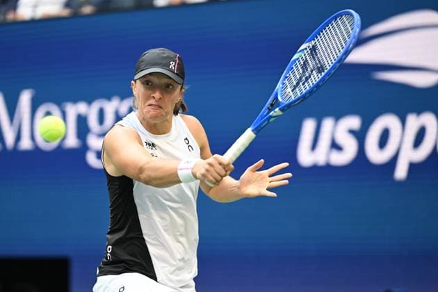 (250904) -- NEW YORK, Sept. 4, 2025 -- Iga Swiatek hits a return during the women s singles quarterfinal match between Amanda Anisimova of the United States and Iga Swiatek of Poland at the 2025 US Open tennis championships in New York, the United States, Sept. 3, 2025. ) (SP)U.S.-NEW YORK-TENNIS-US OPEN-WOMEN S SINGLES-QUARTERFINALS LixRui 