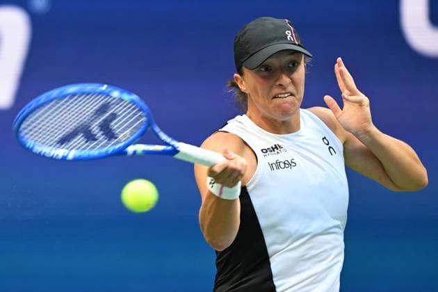 (250904) -- NEW YORK, Sept. 4, 2025 -- Iga Swiatek hits a return during the women s singles quarterfinal match between Amanda Anisimova of the United States and Iga Swiatek of Poland at the 2025 US Open tennis championships in New York, the United States, Sept. 3, 2025. ) (SP)U.S.-NEW YORK-TENNIS-US OPEN-WOMEN S SINGLES-QUARTERFINALS LixRui 