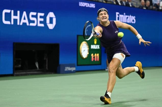 (250904) -- NEW YORK, Sept. 4, 2025 -- Karolina Muchova hits a return during the women s singles quarterfinal match between Osaka Naomi of Japan and Karolina Muchova of the Czech Republic at the 2025 US Open tennis championships in New York, the United States, Sept. 3, 2025. ) (SP)U.S.-NEW YORK-TENNIS-US OPEN-WOMEN S SINGLES-QUARTERFINALS LixRui 