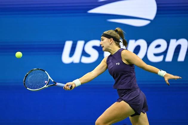 (250904) -- NEW YORK, Sept. 4, 2025 -- Karolina Muchova hits a return during the women s singles quarterfinal match between Osaka Naomi of Japan and Karolina Muchova of the Czech Republic at the 2025 US Open tennis championships in New York, the United States, Sept. 3, 2025. ) (SP)U.S.-NEW YORK-TENNIS-US OPEN-WOMEN S SINGLES-QUARTERFINALS LixRui 