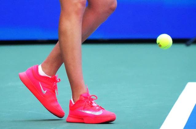 (250904) -- NEW YORK, Sept. 4, 2025 -- Amanda Anisimova competes during the women s singles quarterfinal match between Amanda Anisimova of the United States and Iga Swiatek of Poland at the 2025 US Open tennis championships in New York, the United States, Sept. 3, 2025. ) (SP)U.S.-NEW YORK-TENNIS-US OPEN-WOMEN S SINGLES-QUARTERFINALS WuxXiaoling 