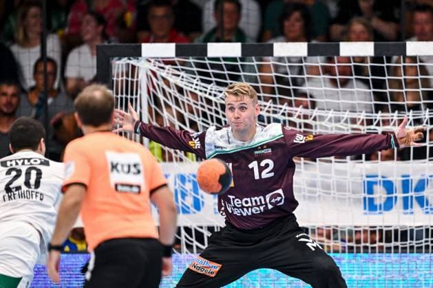 Goeppingen, Germany, 03 09 25 Tim Freihoefer Füchse Berlin and goalkeeper Kristian Saveras FRISCH AUF Goeppingen in a duel during the Daikin Handball Bundesliga match between FRISCH AUF Goeppingen vs Füchse Berlin at EWS Arena on September 03, 2025 in Goeppingen, Germany Photo by Harry Langer DeFodi Images Goeppingen, Germany, 03 09 25 Tim Freihoefer Füchse Berlin and goalkeeper Kristian Saveras FRISCH AUF Goeppingen battle for the ball during the Daikin Handball Bundesliga match between FRISCH AUF Goeppingen vs Füchse Berlin at EWS Arena on September 3, 2025 in Goeppingen, Germany Photo by Harry Langer DeFodi Images Photo by Harry Langer DeFodi Images