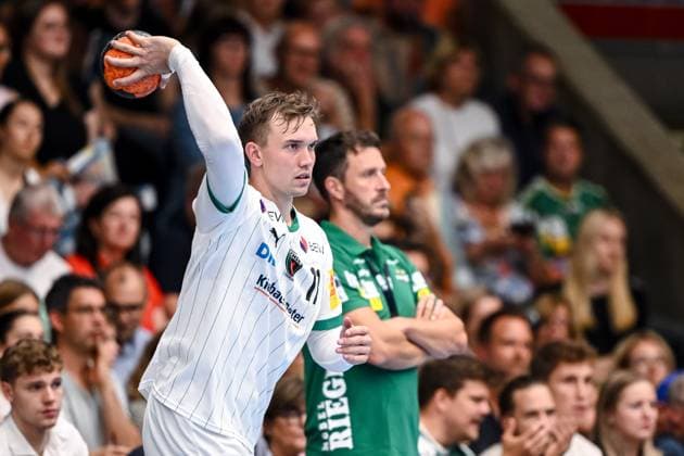 Goeppingen, Germany, 03 09 25 Lasse Bredekjaer Andersson Füchse Berlin in action, on the ball, single action during the Daikin Handball Bundesliga match between FRISCH AUF Goeppingen vs Füchse Berlin at EWS Arena on 03 September 2025 in Goeppingen, Germany Photo by Harry Langer DeFodi Images Goeppingen, Germany, 03 09 25 Lasse Bredekjaer Andersson Füchse Berlin controls the ball during the Daikin Handball Bundesliga match between FRISCH AUF Goeppingen vs Füchse Berlin at EWS Arena on September 3, 2025 in Goeppingen, Germany Photo by Harry Langer DeFodi Images Photo by Harry Langer DeFodi Images