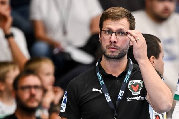 Goeppingen, Germany, 03 09 25 Coach Jaron Siewert Füchse Berlin gestures, gestures during the Daikin Handball Bundesliga match between FRISCH AUF Goeppingen vs Füchse Berlin at EWS Arena on September 03, 2025 in Goeppingen, Germany Photo by Harry Langer DeFodi Images Goeppingen, Germany, 03 09 25 Trainer Jaron Siewert Füchse Berlin gestures during the Daikin Handball Bundesliga match between FRISCH AUF Goeppingen vs Füchse Berlin at EWS Arena on September 3, 2025 in Goeppingen, Germany Photo by Harry Langer DeFodi Images Photo by Harry Langer DeFodi Images