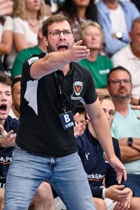 Goeppingen, Germany, 03 09 25 Coach Jaron Siewert Füchse Berlin gestures, gestures during the Daikin Handball Bundesliga match between FRISCH AUF Goeppingen vs Füchse Berlin at EWS Arena on September 03, 2025 in Goeppingen, Germany Photo by Harry Langer DeFodi Images Goeppingen, Germany, 03 09 25 Trainer Jaron Siewert Füchse Berlin gestures during the Daikin Handball Bundesliga match between FRISCH AUF Goeppingen vs Füchse Berlin at EWS Arena on September 3, 2025 in Goeppingen, Germany Photo by Harry Langer DeFodi Images Photo by Harry Langer DeFodi Images