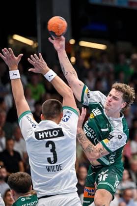Goeppingen, Germany, 03 09 25 Fabian Wiede Füchse Berlin and Victor Kloeve FRISCH AUF Goeppingen battle for the ball during the Daikin Handball Bundesliga match between FRISCH AUF Goeppingen vs Füchse Berlin at EWS Arena on September 03, 2025 in Goeppingen, Germany Photo by Harry Langer DeFodi Images Goeppingen, Germany, 03 09 25 Fabian Wiede Füchse Berlin and Victor Kloeve FRISCH AUF Goeppingen battle for the ball during the Daikin Handball Bundesliga match between FRISCH AUF Goeppingen vs Füchse Berlin at EWS Arena on September 3, 2025 in Goeppingen, Germany Photo by Harry Langer DeFodi Images Photo by Harry Langer DeFodi Images