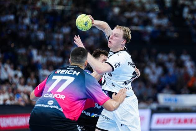 Stefan Cavor HSG Wetzlar, 77 , Eric Johansson THW Kiel, 21 GER, THW Kiel vs HSG Wetzlar, Handball, 1 Bundesliga, Matchday 2, Season 2025 2026, 03 09 2025 GER, THW Kiel vs HSG Wetzlar, Handball, 1 Bundesliga, Matchday 2, Season 2025 2026, 03 09 2025 Kiel Copyright: xEibner-Pressefoto MarcelxvonxFehrnx EP_MFN