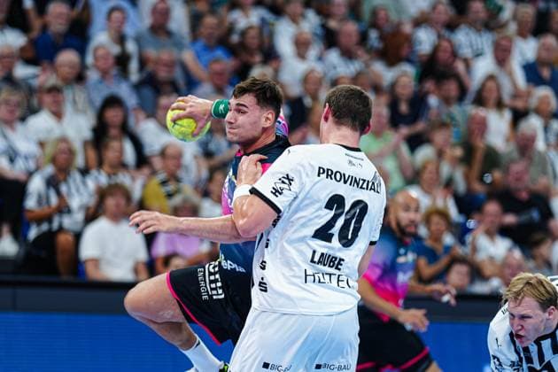 Throw Goal Josip Simic HSG Wetzlar, 10 , Lucas Laube THW Kiel, 20 GER, THW Kiel vs HSG Wetzlar, Handball, 1 Bundesliga, Matchday 2, Season 2025 2026, 03 09 2025 GER, THW Kiel vs HSG Wetzlar, Handball, 1 Bundesliga, Matchday 2, Season 2025 2026, 03 09 2025 Kiel Copyright: xEibner-Pressefoto MarcelxvonxFehrnx EP_MFN