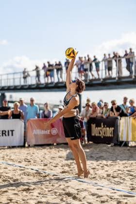 Beach volleyball I German Championships 2025 I Timmendorfer Strand I Day 1 I 04 09 2025 Serve Janne Uhl Eintracht Spontent Timmendorfer Strand Schleswig Holstein Germany Copyright: xLobeca JasperxLorenzx