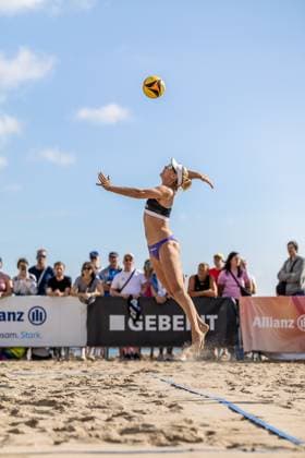 Beach volleyball I German Championships 2025 I Timmendorfer Strand I Day 1 I 04 09 2025 Serve Karla Borger Eintracht Spontent Timmendorfer Strand Schleswig Holstein Germany Copyright: xLobeca JasperxLorenzx