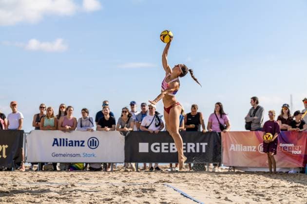 Beach volleyball I German Championships 2025 I Timmendorfer Strand I Day 1 I 04 09 2025 Serve Sophie Sarnighausen Capital Beacher Timmendorfer Strand Schleswig Holstein Germany Copyright: xLobeca JasperxLorenzx