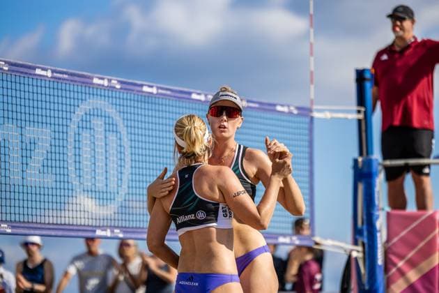 Beach volleyball I German Championships 2025 I Timmendorfer Strand I Day 1 I 04 09 2025 Karla Borger Eintracht Spontent and Hanna Marie Schieder Eintracht Spontent e V high-five each other Timmendorfer Strand Schleswig Holstein Germany Copyright: xLobeca JasperxLorenzx