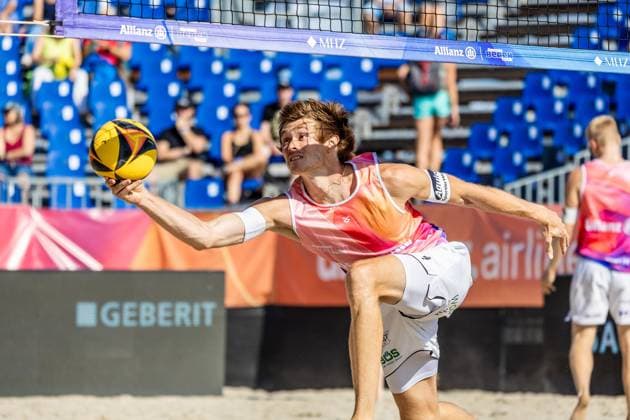 Beach volleyball I German Championships 2025 I Timmendorfer Strand I Day 1 I 04 09 2025 Peter Wolf Eintracht Spontent plays the ball with one arm Timmendorfer Strand Schleswig Holstein Germany Copyright: xLobeca JasperxLorenzx