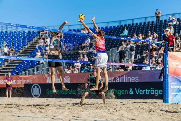 Beach volleyball I German Championships 2025 I Timmendorfer Strand I Day 1 I 04 09 2025 Nils Ehlers ETV Hamburg on the attack against Peter Wolfs block Eintracht Spontent Timmendorfer Strand Schleswig Holstein Germany Copyright: xLobeca JasperxLorenzx
