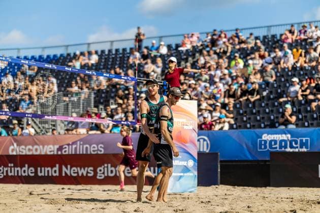 Beach volleyball I German Championships 2025 I Timmendorfer Strand I Day 1 I 04 09 2025 Nils Ehlers ETV Hamburg and Clemens Wickler ETV Hamburg high-five each other Timmendorfer Strand Schleswig Holstein Germany Copyright: xLobeca JasperxLorenzx