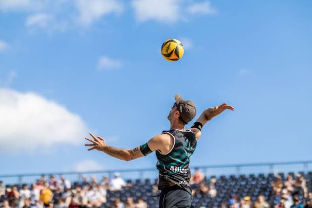 Beach volleyball I German Championships 2025 I Timmendorfer Strand I Day 1 I 04 09 2025 Serve Clemens Wickler ETV Hamburg Timmendorfer Strand Schleswig Holstein Germany Copyright: xLobeca JasperxLorenzx