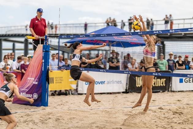 Beach volleyball I German Championships 2025 I Timmendorfer Strand I Day 1 I 04 09 2025 Lisa Sophie Kotzan Füchse Berlin Reinickendorf e V hits into the block of Elea Beutel SC Potsdam Timmendorfer Strand Schleswig Holstein Germany Copyright: xLobeca JasperxLorenzx