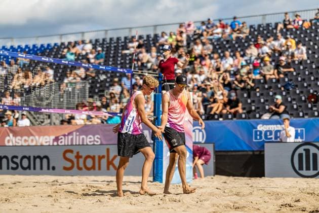 Beach volleyball I German Championships 2025 I Timmendorfer Strand I Day 1 I 04 09 2025 Tamo Wüst VC Olympia Berlin and Tristan Fröbel Sonne im Paradies e V high-five each other Timmendorfer Strand Schleswig Holstein Germany Copyright: xLobeca JasperxLorenzx