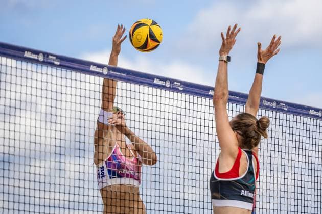 Beach volleyball I German Championships 2025 I Timmendorfer Strand I Day 1 I 04 09 2025 Attack Sandra Ittlinger Eintracht Spontent e V , Larissa Claaßen Beach me in the block Timmendorfer Strand Schleswig Holstein Germany Copyright: xLobeca JasperxLorenzx