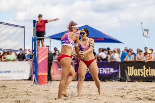Beach volleyball I German Championships 2025 I Timmendorfer Strand I Day 1 I 04 09 2025 Sandra Ittlinger Eintracht Spontent e V and Anna Lena Grüne Helios GRIZZLYS high-five each other Timmendorfer Strand Schleswig Holstein Germany Copyright: xLobeca JasperxLorenzx