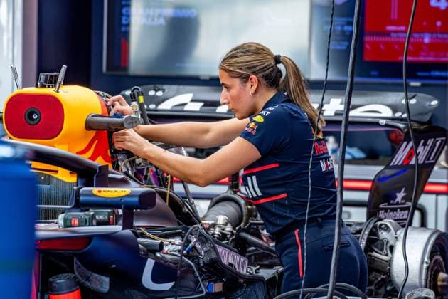 Formula 1 GP Italy Monza, Thursday, 04 09 2025 Oracle Red Bull Racing mechanic at work Formula 1 GP Italy Monza, Thursday, 04 09 2025 Copyright: xBEAUTIFULxSPORTS Erlhofx