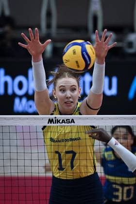 Brazil v France - FIVB Women’s World Volleyball Championship BANGKOK, THAILAND - SEPTEMBER 4: Julia Isabelle Bergmann (17) of Brazil in action during FIVB Women’s World Volleyball Championship quarter final match between Brazil and France at Huamark Indoor Stadium in Bangkok, Thailand, on September 4, 2025. Mustafa Hatipoglu Anadolu Bangkok Thailand. Editorial use only. Please get in touch for any other usage.  Copyright: x2025xAnadoluxMustafaxHatipoglux