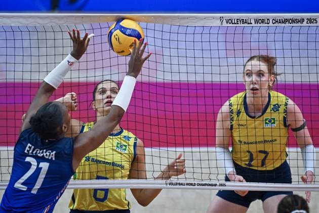 Brazil v France - FIVB Women’s World Volleyball Championship BANGKOK, THAILAND - SEPTEMBER 4: Eva Elouga (21) of France in action during FIVB Women’s World Volleyball Championship quarter final match between Brazil and France at Huamark Indoor Stadium in Bangkok, Thailand, on September 4, 2025. Mustafa Hatipoglu Anadolu Bangkok Thailand. Editorial use only. Please get in touch for any other usage.  Copyright: x2025xAnadoluxMustafaxHatipoglux
