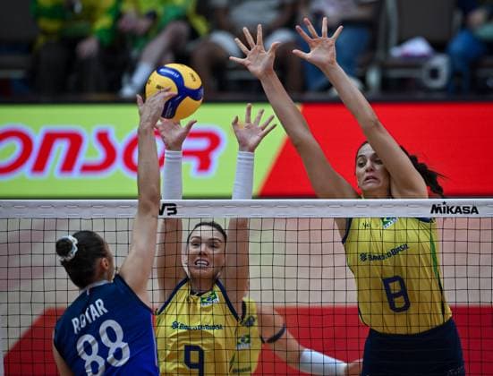 Brazil v France - FIVB Women’s World Volleyball Championship BANGKOK, THAILAND - SEPTEMBER 4: Roberta Silva Ratzke (9) and Julia Gambatto Kudiess (8) of Brazil in action during FIVB Women’s World Volleyball Championship quarter final match between Brazil and France at Huamark Indoor Stadium in Bangkok, Thailand, on September 4, 2025. Mustafa Hatipoglu Anadolu Bangkok Thailand. Editorial use only. Please get in touch for any other usage.  Copyright: x2025xAnadoluxMustafaxHatipoglux