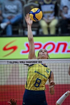 Brazil v France - FIVB Women’s World Volleyball Championship BANGKOK, THAILAND - SEPTEMBER 4: Julia Gambatto Kudiess (8) of Brazil in action during FIVB Women’s World Volleyball Championship quarter final match between Brazil and France at Huamark Indoor Stadium in Bangkok, Thailand, on September 4, 2025. Mustafa Hatipoglu Anadolu Bangkok Thailand. Editorial use only. Please get in touch for any other usage.  Copyright: x2025xAnadoluxMustafaxHatipoglux
