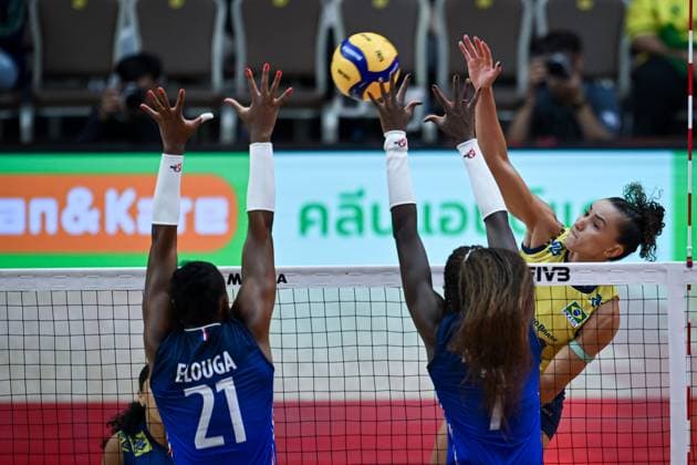 Brazil v France - FIVB Women’s World Volleyball Championship BANGKOK, THAILAND - SEPTEMBER 4: Eva Elouga (21) of France in action during FIVB Women’s World Volleyball Championship quarter final match between Brazil and France at Huamark Indoor Stadium in Bangkok, Thailand, on September 4, 2025. Mustafa Hatipoglu Anadolu Bangkok Thailand. Editorial use only. Please get in touch for any other usage.  Copyright: x2025xAnadoluxMustafaxHatipoglux