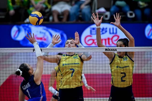 Brazil v France - FIVB Women’s World Volleyball Championship BANGKOK, THAILAND - SEPTEMBER 4: Diana Duarte Alecrim (2) and Rosamaria Montibeller (7) of Brazil in action during FIVB Women’s World Volleyball Championship quarter final match between Brazil and France at Huamark Indoor Stadium in Bangkok, Thailand, on September 4, 2025. Mustafa Hatipoglu Anadolu Bangkok Thailand. Editorial use only. Please get in touch for any other usage.  Copyright: x2025xAnadoluxMustafaxHatipoglux