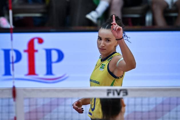 Brazil v France - FIVB Women’s World Volleyball Championship BANGKOK, THAILAND - SEPTEMBER 4: Gabriela Braga Guimaraes (10) of Brazil in action during FIVB Women’s World Volleyball Championship quarter final match between Brazil and France at Huamark Indoor Stadium in Bangkok, Thailand, on September 4, 2025. Mustafa Hatipoglu Anadolu Bangkok Thailand. Editorial use only. Please get in touch for any other usage.  Copyright: x2025xAnadoluxMustafaxHatipoglux