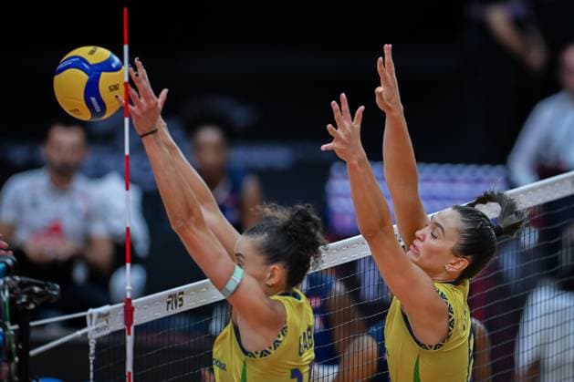 Brazil v France - FIVB Women’s World Volleyball Championship BANGKOK, THAILAND - SEPTEMBER 4: Gabriela Braga Guimaraes (L) and Julia Gambatto Kudiess (R) of Brazil in action during FIVB Women’s World Volleyball Championship quarter final match between Brazil and France at Huamark Indoor Stadium in Bangkok, Thailand, on September 4, 2025. Mustafa Hatipoglu Anadolu Bangkok Thailand. Editorial use only. Please get in touch for any other usage.  Copyright: x2025xAnadoluxMustafaxHatipoglux