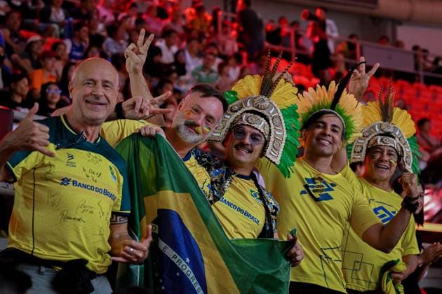 Brazil v France - FIVB Women’s World Volleyball Championship BANGKOK, THAILAND - SEPTEMBER 4: Fans of Brazil celebrate after the FIVB Women’s World Volleyball Championship quarter final match between Brazil and France at Huamark Indoor Stadium in Bangkok, Thailand, on September 4, 2025. Mustafa Hatipoglu Anadolu Banghok Thailand. Editorial use only. Please get in touch for any other usage.  Copyright: x2025xAnadoluxMustafaxHatipoglux