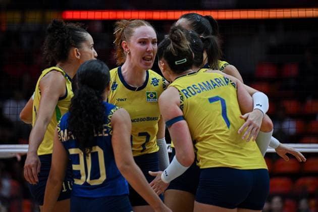 Brazil v France - FIVB Women’s World Volleyball Championship BANGKOK, THAILAND - SEPTEMBER 4: Players of Brazil celebrate during the FIVB Women’s World Volleyball Championship quarter final match between Brazil and France at Huamark Indoor Stadium in Bangkok, Thailand, on September 4, 2025. Mustafa Hatipoglu Anadolu Banghok Thailand. Editorial use only. Please get in touch for any other usage.  Copyright: x2025xAnadoluxMustafaxHatipoglux