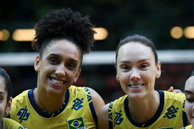 Brazil v France - FIVB Women’s World Volleyball Championship BANGKOK, THAILAND - SEPTEMBER 4: Lorena Giovana Viezel (L) and Roberta Silva Ratzke (R) of Brazil celebrate the victory of their team after the FIVB Women’s World Volleyball Championship quarter final match between Brazil and France at Huamark Indoor Stadium in Bangkok, Thailand, on September 4, 2025. Mustafa Hatipoglu Anadolu Banghok Thailand. Editorial use only. Please get in touch for any other usage.  Copyright: x2025xAnadoluxMustafaxHatipoglux