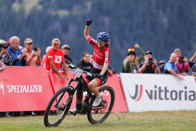 2025 UCI Mountain Bike World Championships Picture by Alex Whitehead SWpix.com - 04 09 2025 - Cycling - 2025 UCI Mountain Bike World Championships - E-MTB Cross-Country - Aletsch Arena Bellwald, Valais, Switzerland - Women Elite E-MTB Cross-country - Anna Spielmann (Austria) Celebrates winning the Women s Elite E-MTB Cross-country to become World Champion Copyright: x xSWpix.comx(t axPhotographyxHubxLtd)xAlexxWhitehead SWpix.comx SWP-3030-1510