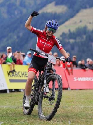 2025 UCI Mountain Bike World Championships Picture by Alex Whitehead SWpix.com - 04 09 2025 - Cycling - 2025 UCI Mountain Bike World Championships - E-MTB Cross-Country - Aletsch Arena Bellwald, Valais, Switzerland - Women Elite E-MTB Cross-country - Anna Spielmann (Austria) Celebrates winning the Women s Elite E-MTB Cross-country to become World Champion Copyright: x xSWpix.comx(t axPhotographyxHubxLtd)xAlexxWhitehead SWpix.comx SWP-3030-1512
