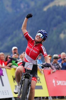 2025 UCI Mountain Bike World Championships Picture by Alex Whitehead SWpix.com - 04 09 2025 - Cycling - 2025 UCI Mountain Bike World Championships - E-MTB Cross-Country - Aletsch Arena Bellwald, Valais, Switzerland - Women Elite E-MTB Cross-country - Anna Spielmann (Austria) Celebrates winning the Women s Elite E-MTB Cross-country to become World Champion Copyright: x xSWpix.comx(t axPhotographyxHubxLtd)xAlexxWhitehead SWpix.comx SWP-3030-1513