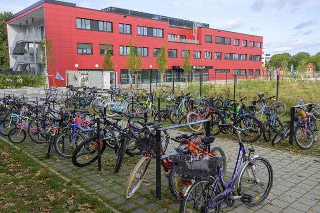 Wanne Eickel traffic watch back-to-school campaign FOR EDITORIAL PURPOSES ONLY p Bicycles and scooters are parked in front of the Schule am Schloss in Herne on Thursday, 04 09 2025 The Wanne Eickel traffic watch back-to-school campaign aims to show Herne schoolchildren and all road users how to behave correctly in traffic Germany NRW Herne Copyright RainerxRaffalski Copyright: RainerxRaffalski doc828v5f096apixmhk3ah ,EDITORIAL USE ONLY Copyright: RainerxRaffalski