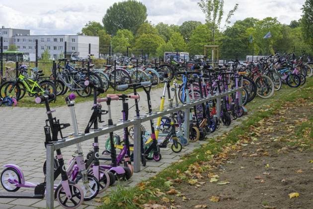 Wanne Eickel traffic watch back-to-school campaign FOR EDITORIAL PURPOSES ONLY p Bicycles and scooters are parked in front of the Schule am Schloss in Herne on Thursday, 04 09 2025 The Wanne Eickel traffic watch back-to-school campaign aims to show Herne schoolchildren and all road users how to behave correctly in traffic Germany NRW Herne Copyright RainerxRaffalski Copyright: RainerxRaffalski doc828v5f0khaf1duyhvbdn ,EDITORIAL USE ONLY Copyright: RainerxRaffalski