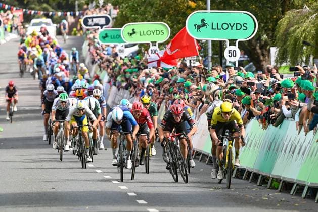 2025 Lloyds Tour of Britain Picture by Simon Wilkinson SWpix.com - 04 06 2025 - Cycling - 2025 Lloyds Tour of Britain - Stage 3: Milton Keynes to Ampthill - Matthew Brennan (Team Visma Lease a Bike) sprints to win stage 3 Copyright: x xSWpix.comx(t axPhotographyxHubxLtd)xSimonxWilkinson SWpix.comx SWP-3069-2369