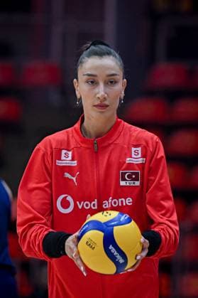 USA v Turkiye - FIVB Women’s World Volleyball Championship BANGKOK, THAILAND - SEPTEMBER 4: Hande Baladin (7) of Turkiye warms up ahead of the FIVB Women’s World Volleyball Championship quarter final match between USA and Turkiye at Huamark Indoor Stadium in Bangkok, Thailand, on September 4, 2025. Mustafa Hatipoglu Anadolu Banghok Thailand. Editorial use only. Please get in touch for any other usage.  Copyright: x2025xAnadoluxMustafaxHatipoÄülux