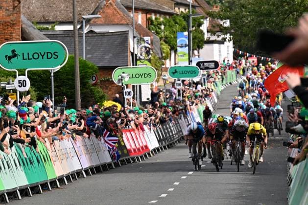 2025 Lloyds Tour of Britain Picture by Bruce Rollinson SWpix.com - 04 06 2025 - Cycling - 2025 Lloyds Tour of Britain - Stage 3: Milton Keynes to Ampthill - Matthew Brennan (Team Visma Lease a Bike) sprints to win stage 3 Copyright: x xSWpix.comx(t axPhotographyxHubxLtd)xBrucexRollinson SWpix.comx SWP-3069-2383