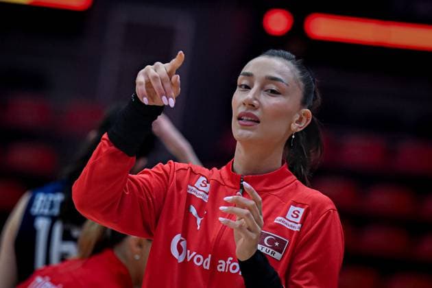 USA v Turkiye - FIVB Women’s World Volleyball Championship BANGKOK, THAILAND - SEPTEMBER 4: Hande Baladin (7) of Turkiye warms up ahead of the FIVB Women’s World Volleyball Championship quarter final match between USA and Turkiye at Huamark Indoor Stadium in Bangkok, Thailand, on September 4, 2025. Mustafa Hatipoglu Anadolu Banghok Thailand. Editorial use only. Please get in touch for any other usage.  Copyright: x2025xAnadoluxMustafaxHatipoÄülux