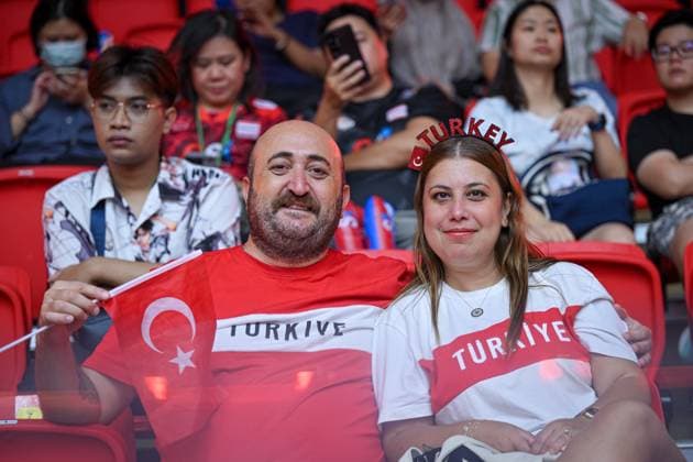 USA v Turkiye - FIVB Women’s World Volleyball Championship BANGKOK, THAILAND - SEPTEMBER 4: Fans of Turkiye support their team during the FIVB Women’s World Volleyball Championship quarter final match between USA and Turkiye at Huamark Indoor Stadium in Bangkok, Thailand, on September 4, 2025. Mustafa Hatipoglu Anadolu Banghok Thailand. Editorial use only. Please get in touch for any other usage.  Copyright: x2025xAnadoluxMustafaxHatipoÄülux